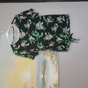 Old navy t-shirt that ties in the front. Size medium